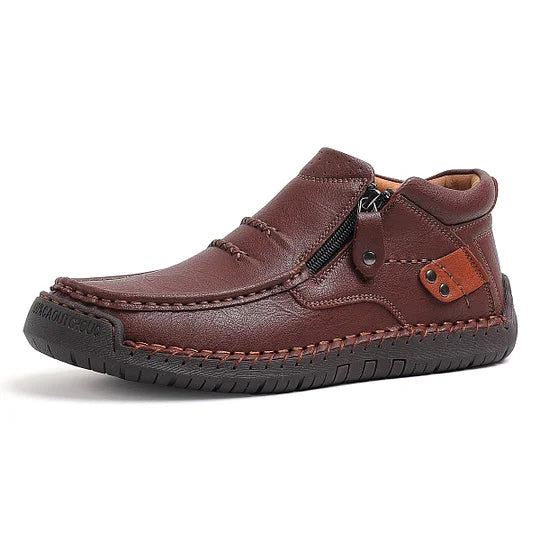 ⏰Zeitlich begrenzter Verkauf 70 % RABATT – Handgefertigte Slip-On-Fahrerstiefel aus hochwertigem Leder für Herren – breite Zehenpartie, Fußgewölbeunterstützung, wasserdicht, Druckentlastung, rutschfeste Sohle für Freizeit, Reisen und Outdoor