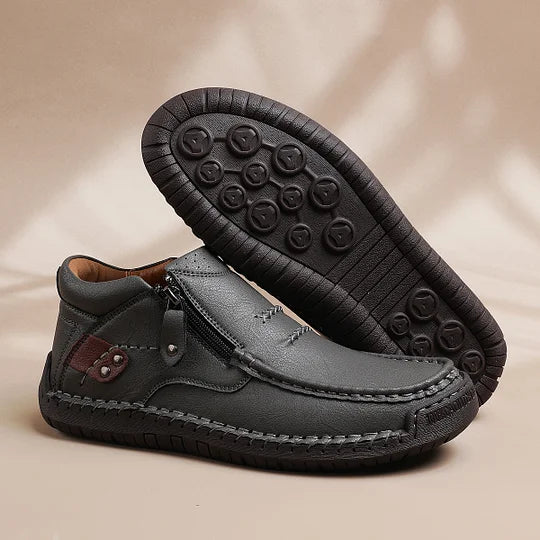 ⏰Zeitlich begrenzter Verkauf 70 % RABATT – Handgefertigte Slip-On-Fahrerstiefel aus hochwertigem Leder für Herren – breite Zehenpartie, Fußgewölbeunterstützung, wasserdicht, Druckentlastung, rutschfeste Sohle für Freizeit, Reisen und Outdoor