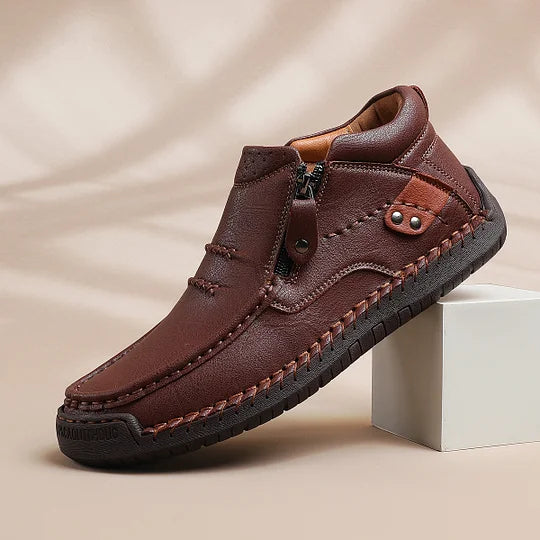 ⏰Zeitlich begrenzter Verkauf 70 % RABATT – Handgefertigte Slip-On-Fahrerstiefel aus hochwertigem Leder für Herren – breite Zehenpartie, Fußgewölbeunterstützung, wasserdicht, Druckentlastung, rutschfeste Sohle für Freizeit, Reisen und Outdoor