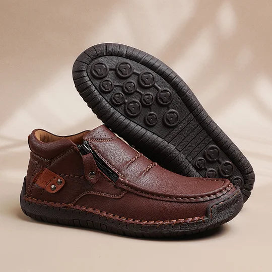 ⏰Zeitlich begrenzter Verkauf 70 % RABATT – Handgefertigte Slip-On-Fahrerstiefel aus hochwertigem Leder für Herren – breite Zehenpartie, Fußgewölbeunterstützung, wasserdicht, Druckentlastung, rutschfeste Sohle für Freizeit, Reisen und Outdoor
