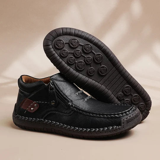 ⏰Zeitlich begrenzter Verkauf 70 % RABATT – Handgefertigte Slip-On-Fahrerstiefel aus hochwertigem Leder für Herren – breite Zehenpartie, Fußgewölbeunterstützung, wasserdicht, Druckentlastung, rutschfeste Sohle für Freizeit, Reisen und Outdoor