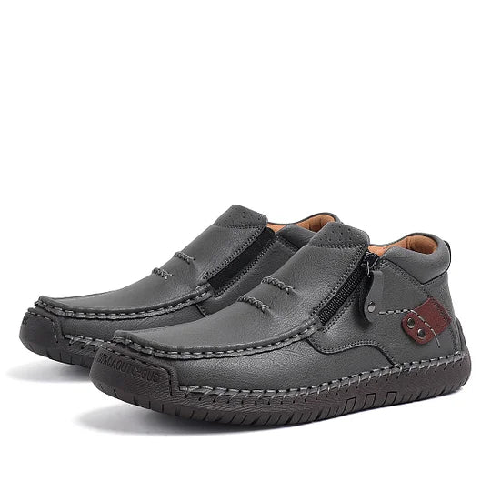 ⏰Zeitlich begrenzter Verkauf 70 % RABATT – Handgefertigte Slip-On-Fahrerstiefel aus hochwertigem Leder für Herren – breite Zehenpartie, Fußgewölbeunterstützung, wasserdicht, Druckentlastung, rutschfeste Sohle für Freizeit, Reisen und Outdoor