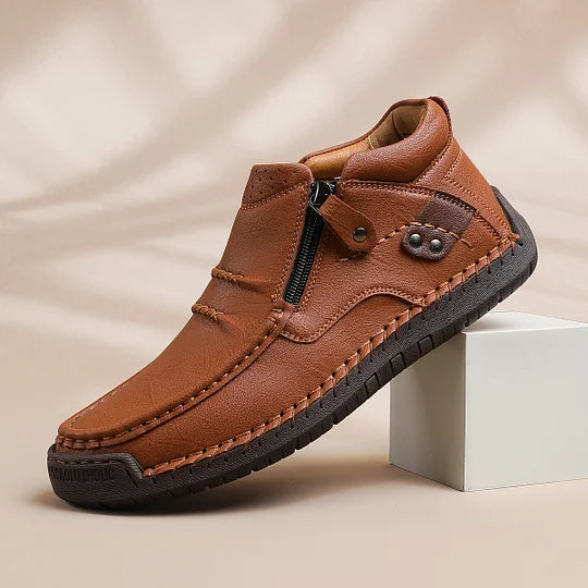 ⏰Zeitlich begrenzter Verkauf 70 % RABATT – Handgefertigte Slip-On-Fahrerstiefel aus hochwertigem Leder für Herren – breite Zehenpartie, Fußgewölbeunterstützung, wasserdicht, Druckentlastung, rutschfeste Sohle für Freizeit, Reisen und Outdoor