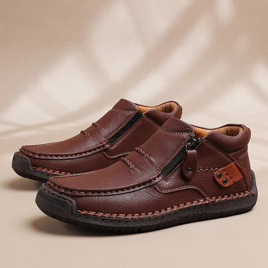 ⏰Zeitlich begrenzter Verkauf 70 % RABATT – Handgefertigte Slip-On-Fahrerstiefel aus hochwertigem Leder für Herren – breite Zehenpartie, Fußgewölbeunterstützung, wasserdicht, Druckentlastung, rutschfeste Sohle für Freizeit, Reisen und Outdoor