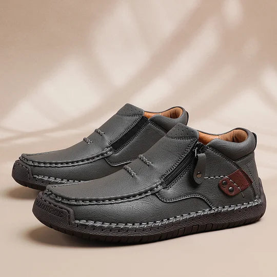 ⏰Zeitlich begrenzter Verkauf 70 % RABATT – Handgefertigte Slip-On-Fahrerstiefel aus hochwertigem Leder für Herren – breite Zehenpartie, Fußgewölbeunterstützung, wasserdicht, Druckentlastung, rutschfeste Sohle für Freizeit, Reisen und Outdoor