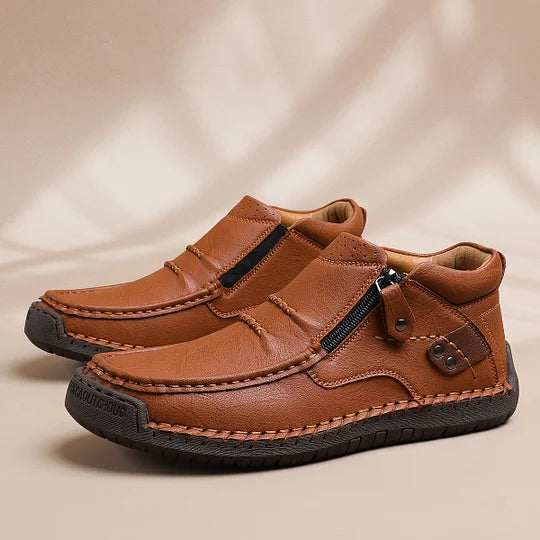 ⏰Zeitlich begrenzter Verkauf 70 % RABATT – Handgefertigte Slip-On-Fahrerstiefel aus hochwertigem Leder für Herren – breite Zehenpartie, Fußgewölbeunterstützung, wasserdicht, Druckentlastung, rutschfeste Sohle für Freizeit, Reisen und Outdoor