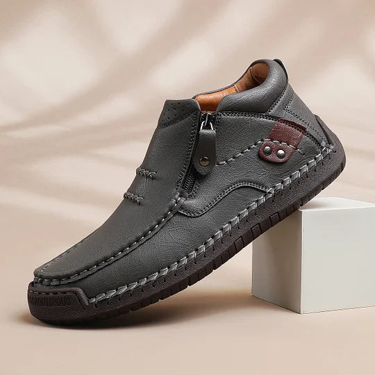 ⏰Zeitlich begrenzter Verkauf 70 % RABATT – Handgefertigte Slip-On-Fahrerstiefel aus hochwertigem Leder für Herren – breite Zehenpartie, Fußgewölbeunterstützung, wasserdicht, Druckentlastung, rutschfeste Sohle für Freizeit, Reisen und Outdoor