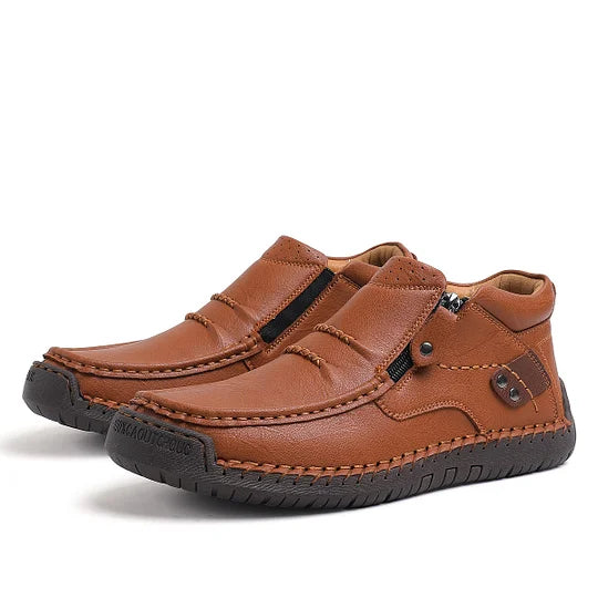 ⏰Zeitlich begrenzter Verkauf 70 % RABATT – Handgefertigte Slip-On-Fahrerstiefel aus hochwertigem Leder für Herren – breite Zehenpartie, Fußgewölbeunterstützung, wasserdicht, Druckentlastung, rutschfeste Sohle für Freizeit, Reisen und Outdoor
