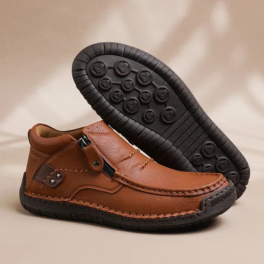 ⏰Zeitlich begrenzter Verkauf 70 % RABATT – Handgefertigte Slip-On-Fahrerstiefel aus hochwertigem Leder für Herren – breite Zehenpartie, Fußgewölbeunterstützung, wasserdicht, Druckentlastung, rutschfeste Sohle für Freizeit, Reisen und Outdoor