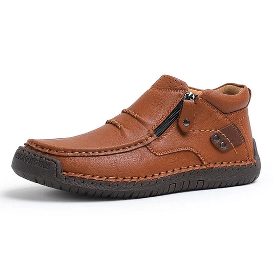 ⏰Zeitlich begrenzter Verkauf 70 % RABATT – Handgefertigte Slip-On-Fahrerstiefel aus hochwertigem Leder für Herren – breite Zehenpartie, Fußgewölbeunterstützung, wasserdicht, Druckentlastung, rutschfeste Sohle für Freizeit, Reisen und Outdoor